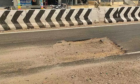 வெள்ளகோவில் பஸ் நிலைய ரோட்டில் பள்ளம் ஏற்பட்டு இருப்பதை படத்தில் காணலாம்.