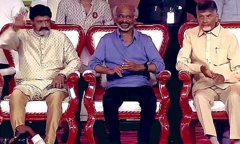 என்.டி.ஆர் சிலைக்கு மலர் தூவி மரியாதை செலுத்திய ரஜினிகாந்த்