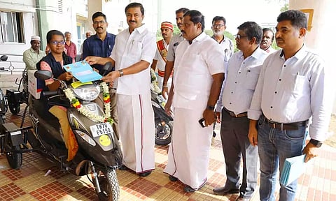 விலையில்லா பெட்ரோல் ஸ்கூட்டர்களை அமைச்சர் மு.பெ.சாமிநாதன் வழங்கிய காட்சி.