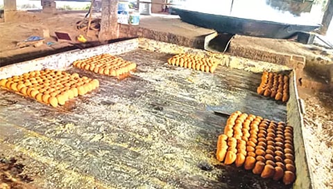 ஆலையில் உருண்டை வெல்லம் தயாரித்து வைக்கப்பட்டிருந்த காட்சி. 