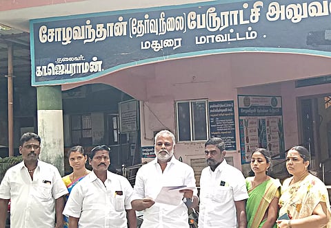 அ.தி.மு.க. கவுன்சிலர்கள் வெளிநடப்பு செய்தபோது எடுத்த படம். 