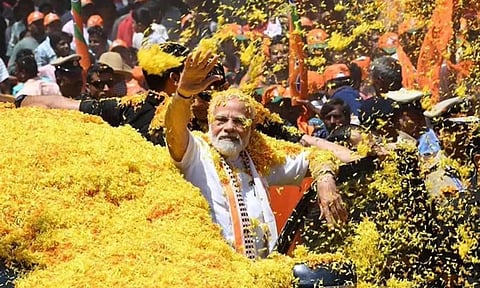 பெங்களூருவில் நடைபெற்ற ரோடு ஷோவில் பிரதமர் மோடியை கட்சி தொண்டர்களை மலர் தூவி வரவேற்றதை படத்தில் காணலாம்.