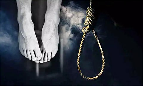 கடன் சுமையால் போலீஸ்காரர் தற்கொலை