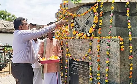 சங்கப்புலவர் மாங்குடி மருதனார் நினைவு தூணுக்கு கலெக்டர் மலர் தூவி மரியாதை செலுத்திய காட்சி.