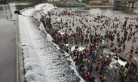 கொடிவேரியில் குவிந்த சுற்றுலா பயணிகள்