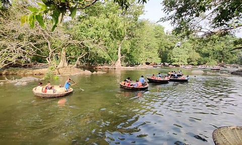 ஒகேனக்கல் காவிரி ஆற்றில் சுற்றுலா பயணிகள் பரிசல் பயணம் மேற்கொள்வதை படத்தில் காணலாம்.