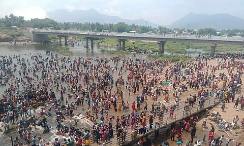 கொடிவேரி தடுப்பணையில் குவிந்த சுற்றுலா பயணிகள்.