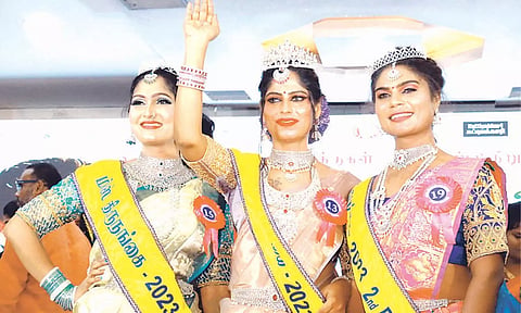 மிஸ் சென்னை திருநங்கையாக சேலம் பிரகதீஷ் சிவம் தேர்வு. (நடுவில்) சென்னை வைசு (வலது) 2-ம் இடத்தையும், தூத்துக்குடி பியுலா (இடது) 3-ம் இடத்தையும் தட்டி சென்றனர்.