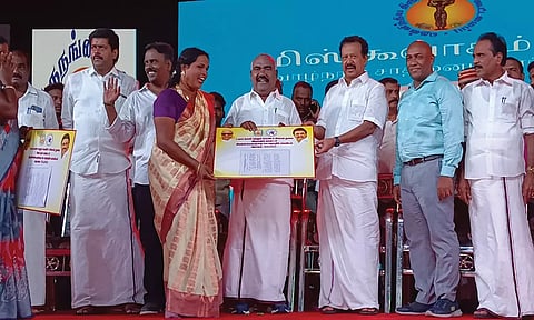 மாரத்தான் போட்டியில் வெற்றி பெற்றவர்களுக்கு பரிசு மற்றும் சான்றிதழ்களை அமைச்சர்கள் பொன்முடி, செஞ்சி மஸ்தான் வழங்கினார்கள்.