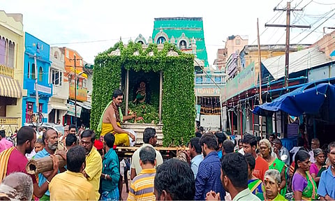 சங்கரநாராயணசுவாமி 8-ம் நாள் விழாவில் சிவகாமி அம்பாள் சமேத நடராஜர் விஷ்ணு அம்சத்தில் பச்சை சாத்தி வீதி உலா வரும் நிகழ்ச்சி நடந்த போது எடுத்தபடம்.