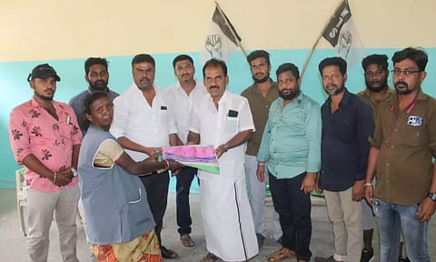 தூய்மை பணியாளர்களுக்கு இலவச வேட்டி சேலை வழங்கிய காட்சி. 