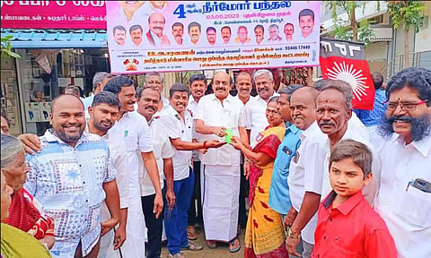 நீர்- மோர் பந்தலை செல்வராஜ் எம்.எல்.ஏ. திறந்து வைத்த காட்சி. 