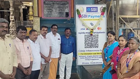 கோவில் வளாகத்தில் கியூ.ஆர். கோடு பலகை வைக்கப்பட்டுள்ள காட்சி. 