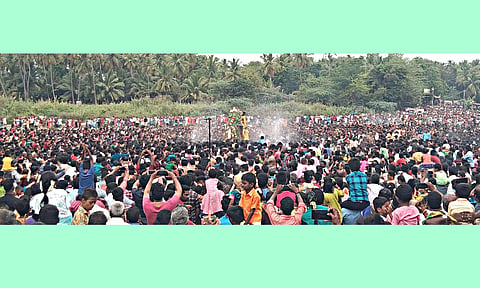 சோழவந்தான் வைகை ஆற்றில் திரளான பக்தர்கள் மத்தியில் கள்ளழகர் இறங்கினார்.