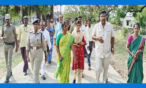சிறுவர்கள் இல்லத்தில் தேசிய குழந்தைகள் உரிமைகள் பாதுகாப்பு ஆணைய உறுப்பினர் டாக்டர்.ஆர்.ஜி.ஆனந்த், கலெக்டர் வளர்மதி கலெக்டர் வளர்மதி ஆய்வு செய்த போது எடுத்த படம். உடன் போலீஸ் சூப்பிரண்டு கிரண் ஸ்ருதி.
