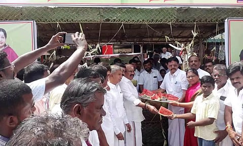 பொள்ளாச்சி ஜெயராமன் நீர்- மோர் பந்தலை திறந்து வைத்து தர்ப்பூசணி வழங்கிய காட்சி. 