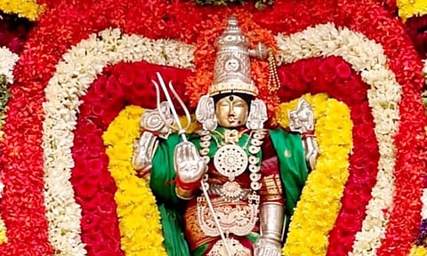 குமாரசாமிப்பேட்டை சிவசுப்பிரமணியசாமி கோவில் வளாகத்தில் உள்ள ஸ்ரீ துர்க்கை அம்மன் சிறப்பு அலங்காரத்தில் பக்தர்களுக்கு அருள்பாலித்த காட்சி.