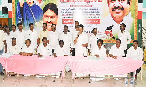 கூட்டத்தில் முன்னாள் அமைச்சர் எம்.சி.சம்பத் பேசினார்.