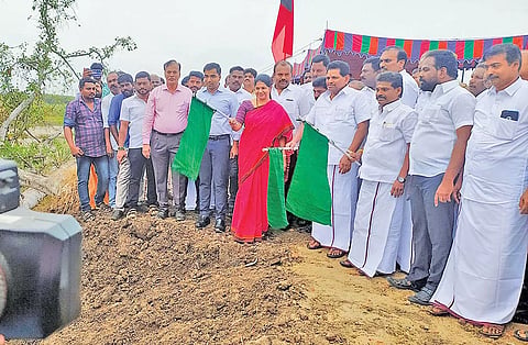 கோரம்பள்ளம் குளத்தில் தூர்வாரும் பணியை கனிமொழி எம்.பி. தொடங்கி வைத்த காட்சி. அருகில் அமைச்சர் அனிதா ராதாகிருஷ்ணன், கலெக்டர் செந்தில்ராஜ், மேயர் ஜெகன் பெரியசாமி, எம்.எல்.ஏ. சண்முகையா மற்றும் பலர் உள்ளனர். 