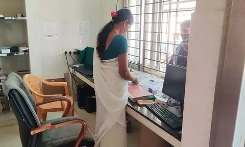 ஒரே ஒரு செவிலியர் மட்டும் பணியில் உள்ளார். அதனை படத்தில் காணலாம். 