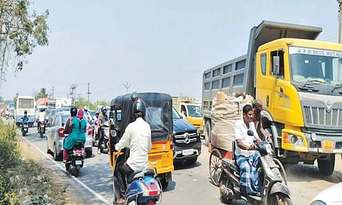 வண்டலூர்-கேளம்பாக்கம் சாலையில் தரைப்பாலப் பணி தாமதத்தால் வாகன ஓட்டிகள் அவதி: விரைந்து முடிக்க கோரிக்கை