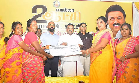 பயனாளிகளுக்கு நலத்திட்ட உதவிகளை அமைச்சர் ராஜகண்ணப்பன் வழங்கினார். அருகில் கலெக்டர் ஜானிடாம் வர்கீஸ், கூடுதல் கலெக்டர் பிரவீன்குமார் உள்ளனர்.