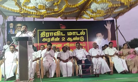 கூட்டத்தில் திருப்பூர் தெற்கு மாவட்ட தி.மு.க. செயலாளர் இல. பத்மநாபன் பேசிய காட்சி. 