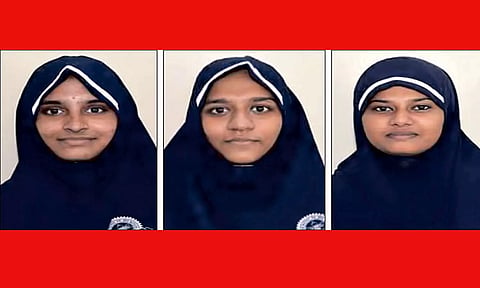 முதல் 3 இடங்களை பிடித்த மாணவிகள் லுப்னா சுலைஹா, அல் அப்ரா, நுபிரா பாத்திமா.