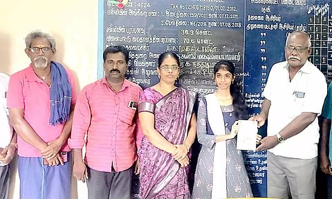 முதலிடம் பிடித்த மாணவிக்கு பள்ளி தலைமையாசிரியர் சிவகுருநாதன் புத்தகம் வழங்கி பாராட்டினார்.