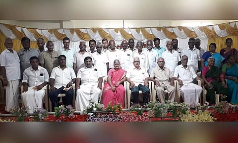 50 ஆண்டுகளுக்கு பிறகு சந்தித்த முன்னாள் மாணவர்கள்: 80 வயது ஆசிரியர்களுக்கு சீர்வரிசை