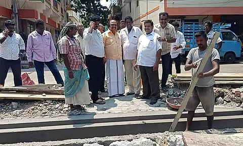 யூ வடிவ வாய்க்கால் அமைக்கும் பணியை அனிபால் கென்னடி எம்.எல்.ஏ., பார்வையிட்ட காட்சி.