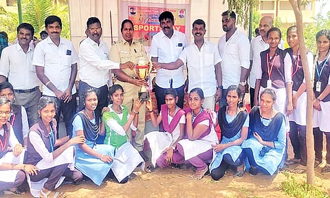 போட்டியில் வெற்றி பெற்றவர்களுக்கு பரிசு வழங்கிய காட்சி