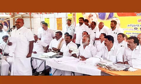 முன்னாள் அமைச்சர் ஆர்.பி.உதயகுமார் பேசிய காட்சி.