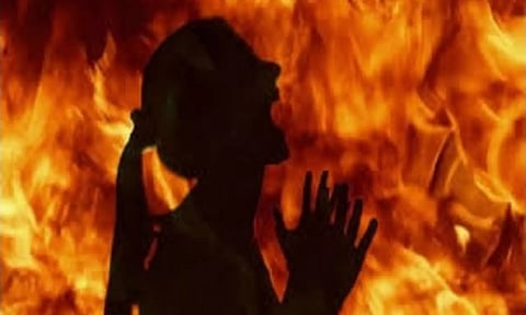 தின்னரை ஊற்றி இளம்பெண் தீக்குளித்து தற்கொலை