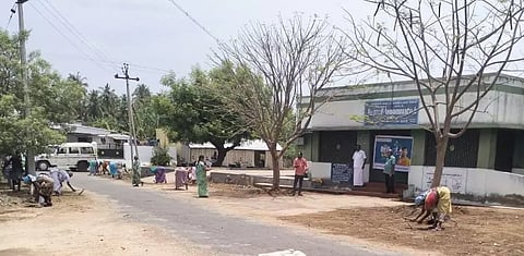 ஊராட்சி மன்ற அலுவலகம் முன்பு தூய்மைப் பணிகள் மேற்கொள்ளப்பட்ட போது எடுத்த படம்.