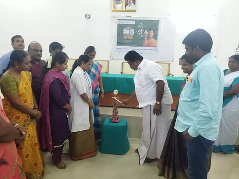 முகாம் குத்துவிளக்கேற்றி தொடங்கி வைக்கப்பட்ட காட்சி.