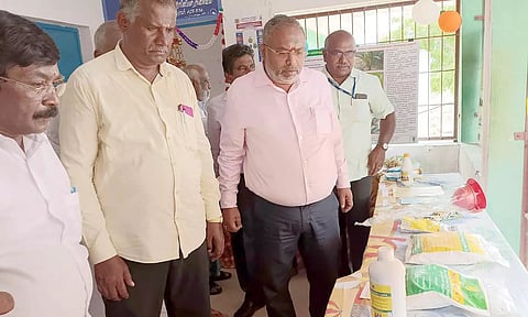மும்மமுடிச்சாத்தான் ஊராட்சி வேளாண் ஒழுங்குமுறை விற்பனை கூடத்தை கூடுதல் தலைமை செயலாளர் தென்காசி ஜவகர் பார்வையிட்டார். 