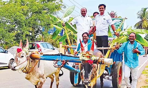 தமிழக அரசின் டெல்லி சிறப்பு பிரதிநிதி விஜயன், மாட்டு வண்டி ஓட்டி வந்து ஊர்வலத்தை தொடங்கி வைத்தார்.