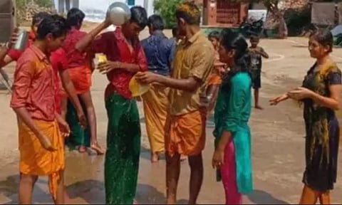 மாரியம்மன் கோவில் திருவிழாவில் மஞ்சள் நீர் ஊற்றி விளையாடி மகிழ்ந்த பெண்கள். 