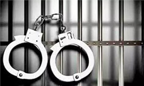 அனுமதியின்றி கற்களை வெட்டி கடத்திய லாரி டிரைவர் கைது