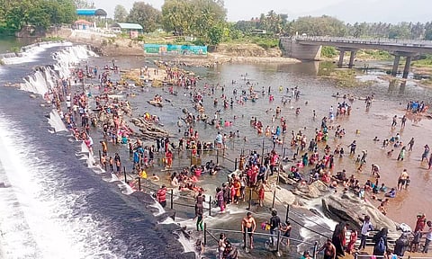 கொடிவேரியில் குடும்பத்துடன் திரண்ட சுற்றுலா பயணிகள்