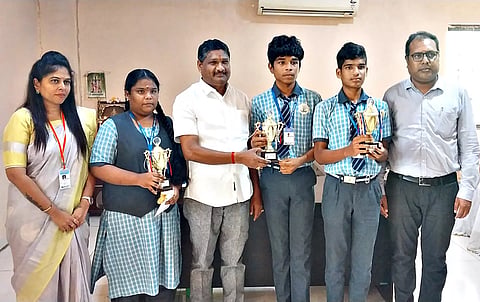 சாதனை படைத்த மாணவர்களுடன் எஸ்.ஆர்.வி.வி. பள்ளி தாளாளர் அய்யப்பன், முதல்வர் ஐஸ்வர்யா, நிர்வாக அலுவலர் சுப்பிரமணி உள்ளனர்.