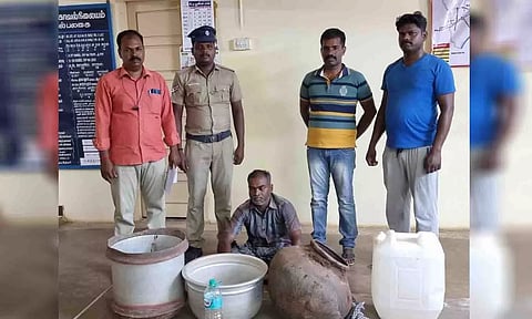 கைது செய்யப்பட்ட மணிகண்டனயைும் சாராய ஊறலயைும் படத்தில் காணலாம். 