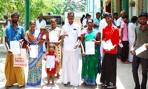  சிதம்பரம் சப்-கலெக்டர் அலுவலகத்தில் மனு அளித்த நரிக்குறவர் இன மக்களை படத்தில் காணலாம்.
