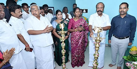 ஆதி திராவிடர் நலப்பள்ளி மாணவர் விடுதி திறப்பு விழாவில் அமைச்சர் பெரியகருப்பன் குத்துவிளக்கேற்றினார். அருகில் கலெக்டர் மதுசூதன்ரெட்டி, தமிழரசி எம்.எல்.ஏ., மானாமதுரை யூனியன் தலைவர் லதா அண்ணாதுரை, நகராட்சி தலைவர் மாரியப்பன் கென்னடி, திருப்புவனம் பேரூராட்சி தலைவர் சேங்கை மாறன் உள்ளனர்.