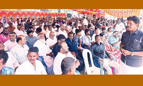  கேபிள் டி.வி.ஆபரேட்டர்கள் சங்கங்களின் கூட்டமைப்பு மாநிலத்தலைவர் ரமேஷ் தலைமையில் உண்ணாவிரத போராட்டம் நடைபெற்றது.