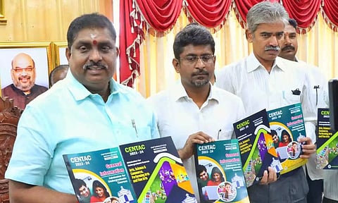  சென்டாக் வழிகாட்டி புத்தகத்தை அமைச்சர் நமச்சிவாயம் வெளியிட்டார். அருகில் கல்விதுறை செயலாளர் ஜவகர், சென்டாக் ஒருங்கிணைப்பாளர் ருத்ரகவுடா உள்ளனர்.