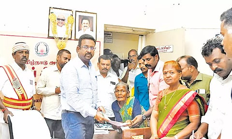 ஜமாபந்தியில் பொதுமக்களிடம் மனுக்கள் வாங்கும் கலெக்டர் தினேஷ் பொன்ராஜ் ஆலிவர்.