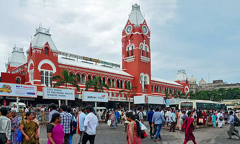 சென்ட்ரல் ரெயில் நிலையத்தில் பிச்சை எடுத்த 31 பேர் காப்பகத்தில் ஒப்படைப்பு