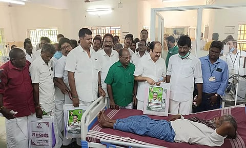 கள்ளச்சாராயம் குடித்து விழுப்புரம் மருத்துவமனையில் சிகிச்சை பெற்று வருபவர்களை அ.தி.மு. க ஓ.பி.எஸ் அணி மாவட்ட செயலாளர்கள் ேஜ.சி.டி. பிரபாகரன், ஏழுமலை ஆகியோர் பார்வையிட்டு ஆறுதல் கூறினர். 